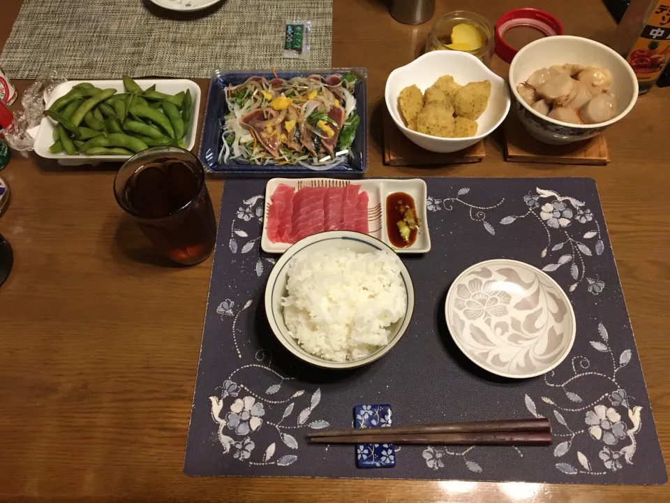 Snapdishの料理写真:ご飯、土佐造り、きはだまぐろの刺身、イカの磯辺フライ、里芋とイカの煮物、枝豆、沢庵、烏龍茶(夕飯)|enarinさん