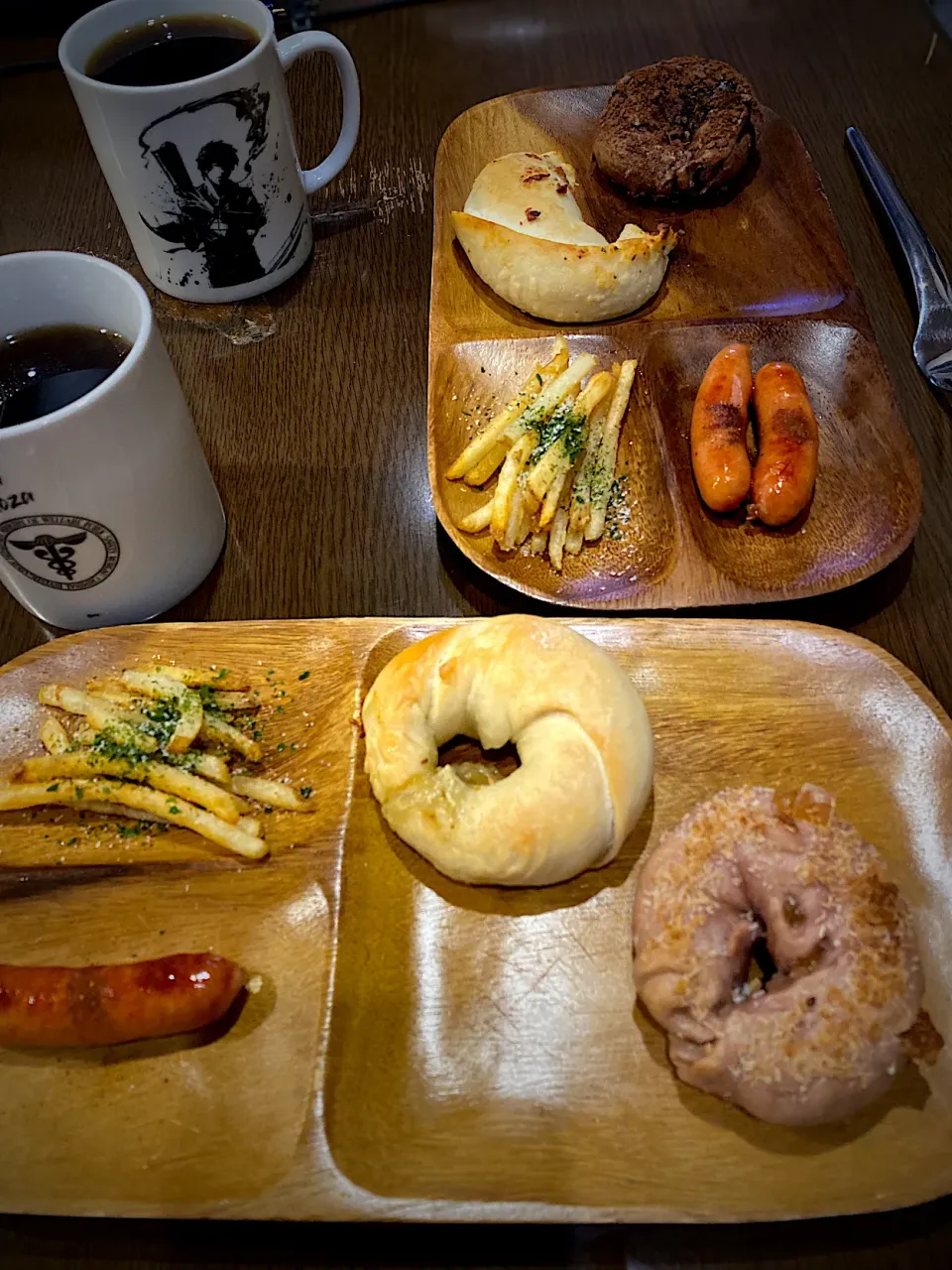 Snapdishの料理写真:焼きソーセージ　フレンチフライ　カマンベールチーズ ベーグル　チョコガナッシュベーグル　ドライフルーツの苺ベーグル　コーヒー|ch＊K*∀o(^^*)♪さん