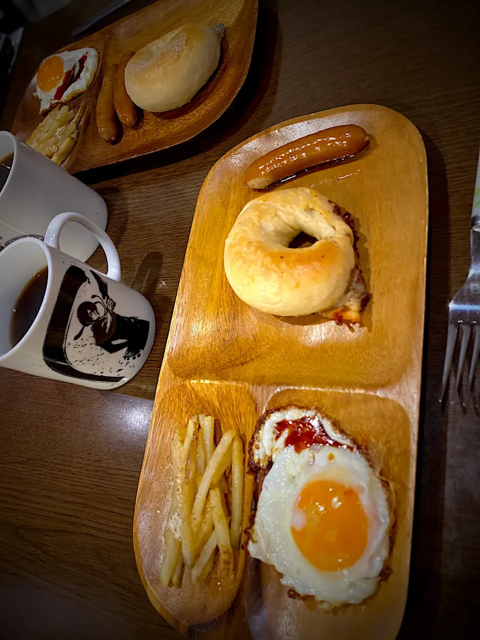 Snapdishの料理写真:焼きソーセージ　フレンチフライ　目玉焼き　カマンベールチーズ ベーグル　コーヒー|ch＊K*∀o(^^*)♪さん