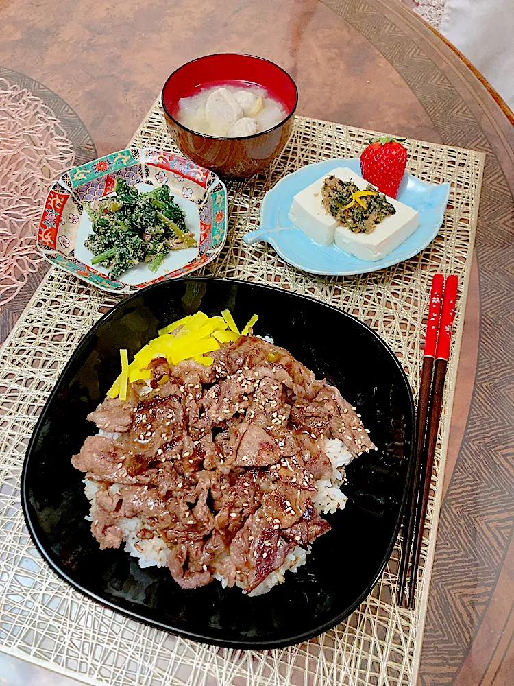 栗原心平の牛すき焼き丼|ショコラさん