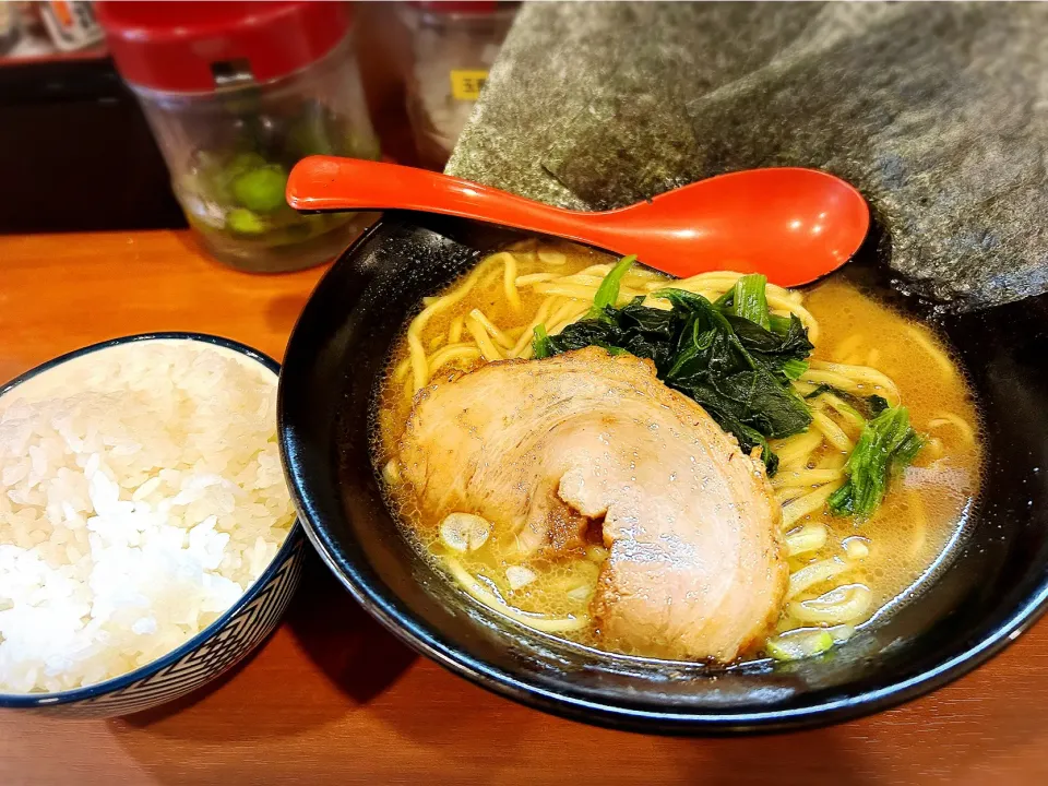 Snapdishの料理写真:豚骨らーめん（醤油） ¥780|Blue Moon Caféさん