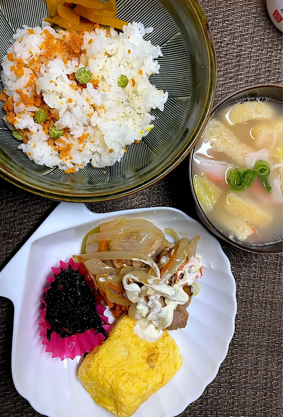 Snapdishの料理写真:うすいえんどう豆ご飯と豚生姜焼き定食|すくらんぶるえっぐさん