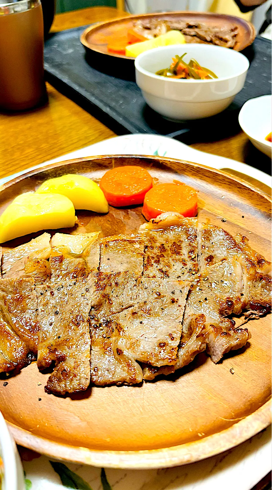 Snapdishの料理写真:薄切り霜降りステーキ🥩山形牛|ちはるさん