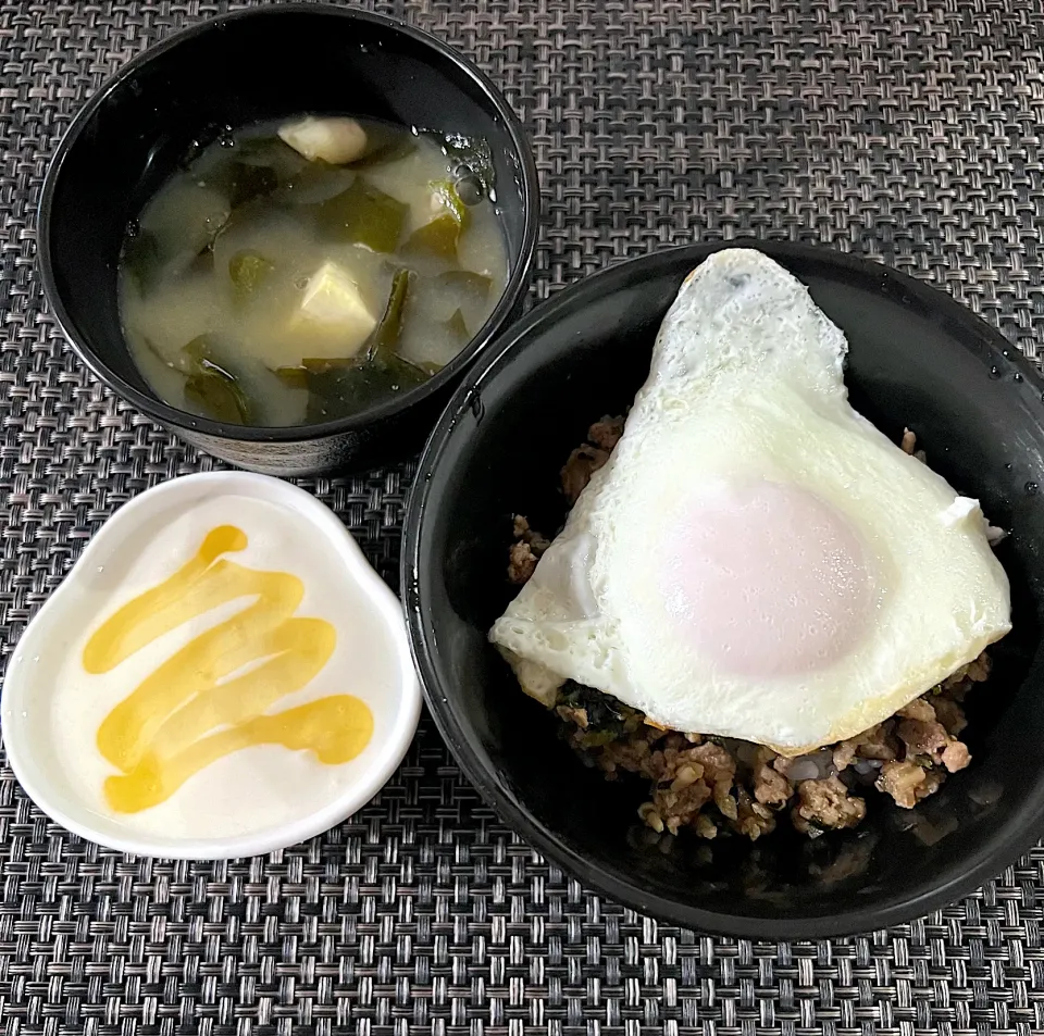 【本日の朝食】そぼろ丼の目玉焼きのせ|まひるさん