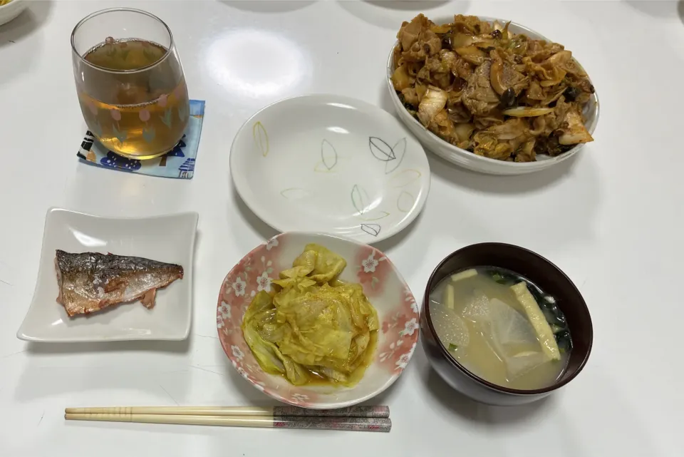 晩御飯☆豚キムチ☆鯖みりん☆キャベツのカレー和え☆みそ汁（大根・揚げ・ワカメミックス）|Saharaさん