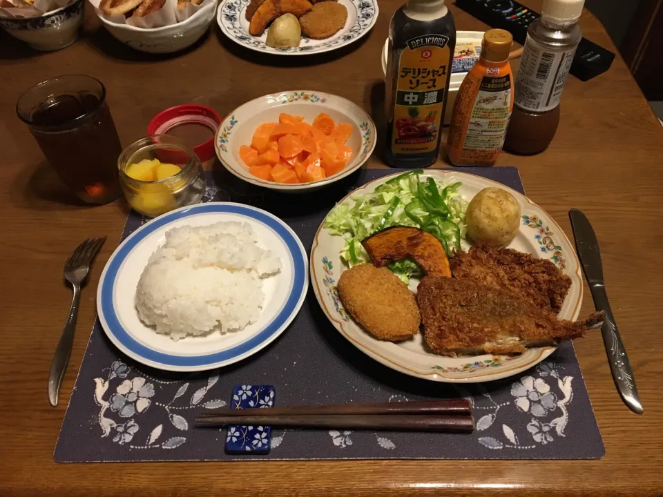 Snapdishの料理写真:ご飯、トンカツ、アジフライ、コロッケ、蒸しじゃがいも、人参グラッセ、サラダ、沢庵、烏龍茶(夕飯)|enarinさん