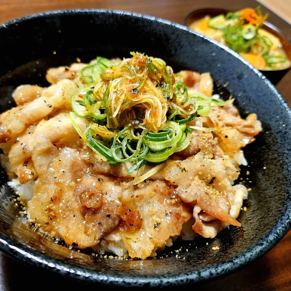 Snapdishの料理写真:豚バラ塩ダレ丼|にきじろうさん