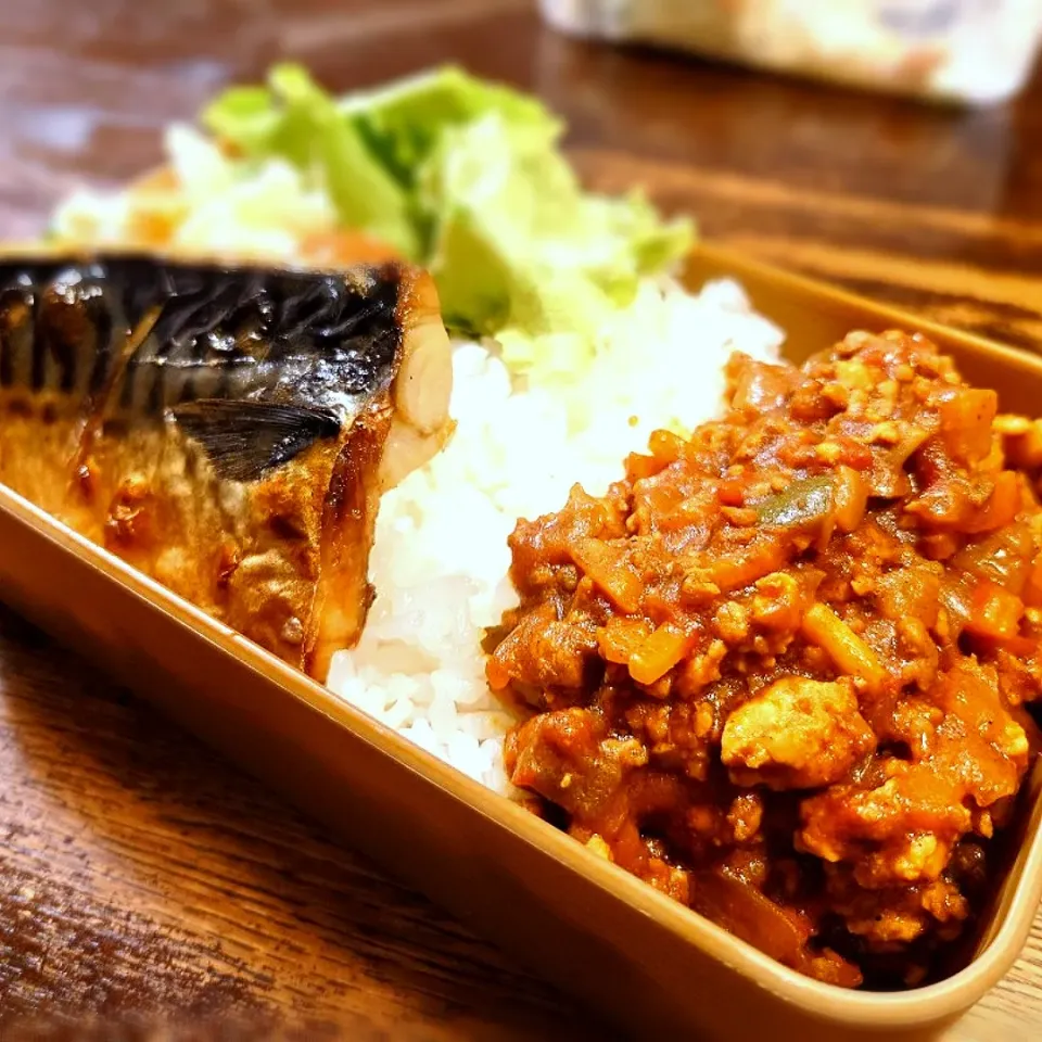 キーマカレーと鯖の塩焼き弁当(*^^*)|しーPaPaさん