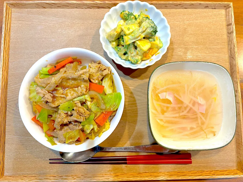 今日の夜ご飯(スタミナ丼、ゆで卵アボカドブロッコリーサラダ、もやしスープ)|cocomikaさん