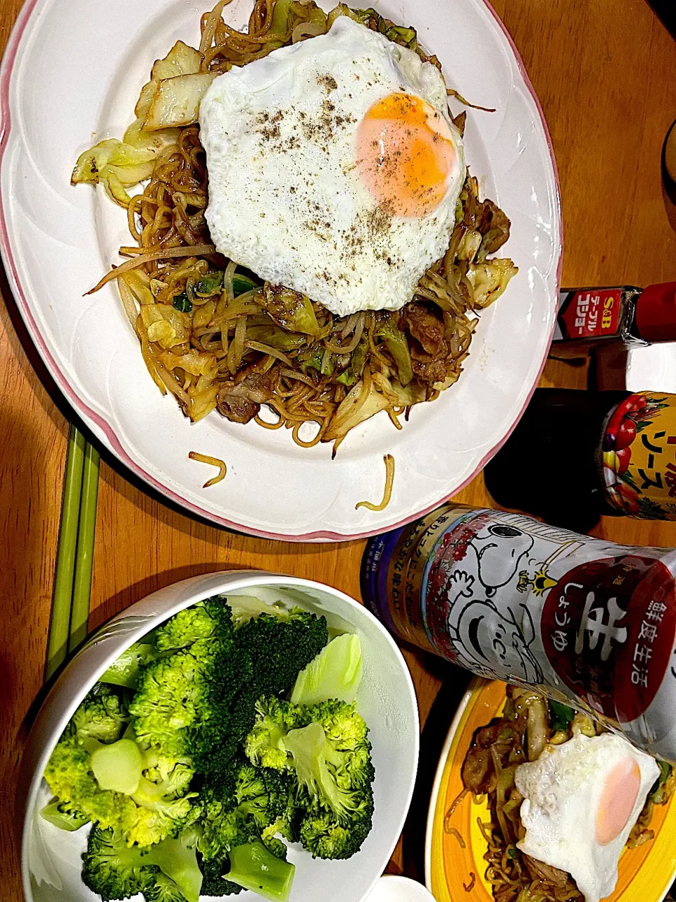 やったーーー！目玉焼きが(ターンオーバーじゃないやつ)乗ってるーーっ！ #夕飯　目玉焼き乗せ牛脂焼きポーク野菜焼きそば、ブロッコリー|ms903さん