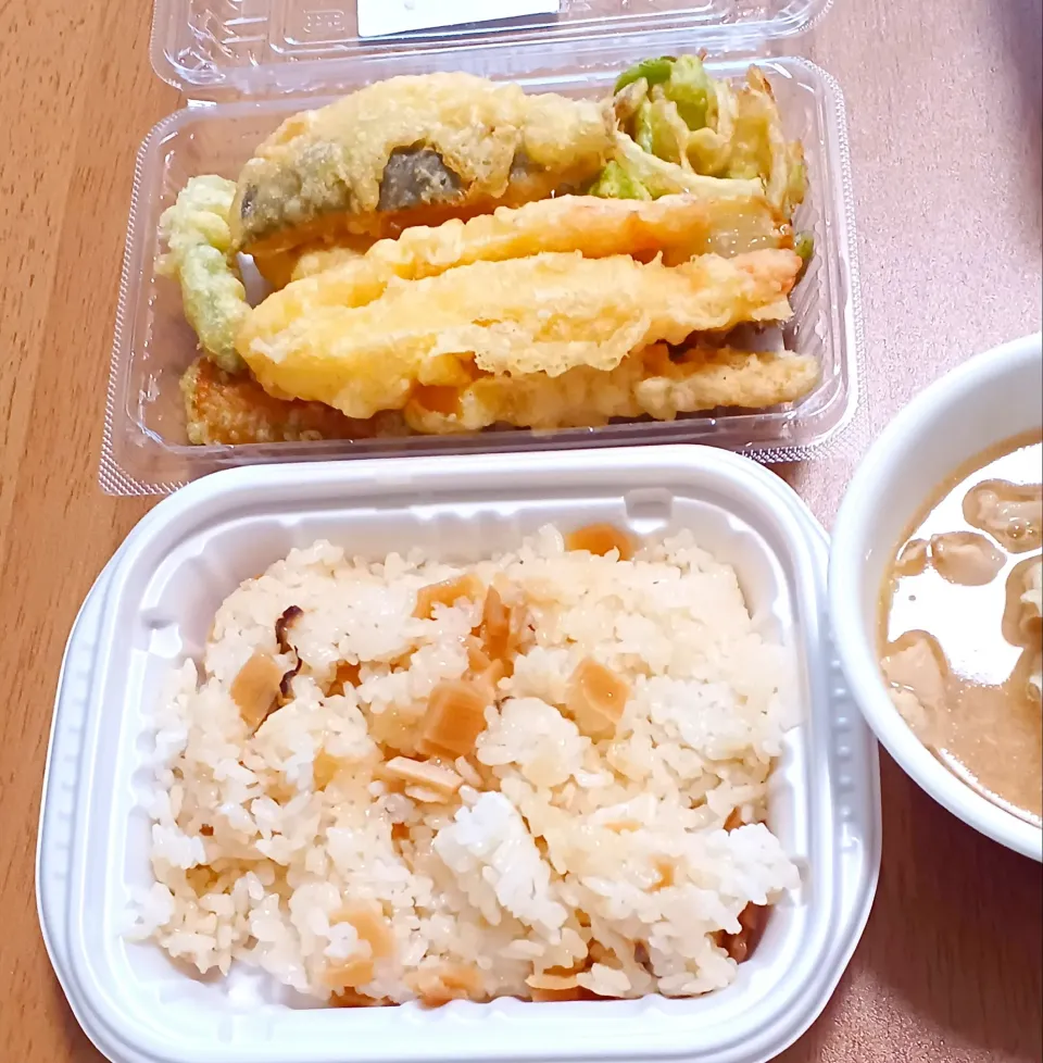 筍ご飯と天ぷらセット
豚バラとネギの味噌汁|ナナさん