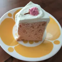 Snapdishの料理写真:桜シフォンケーキを作りました。
ほんのり桜の香りのシフォンケーキです。|yurkkyさん