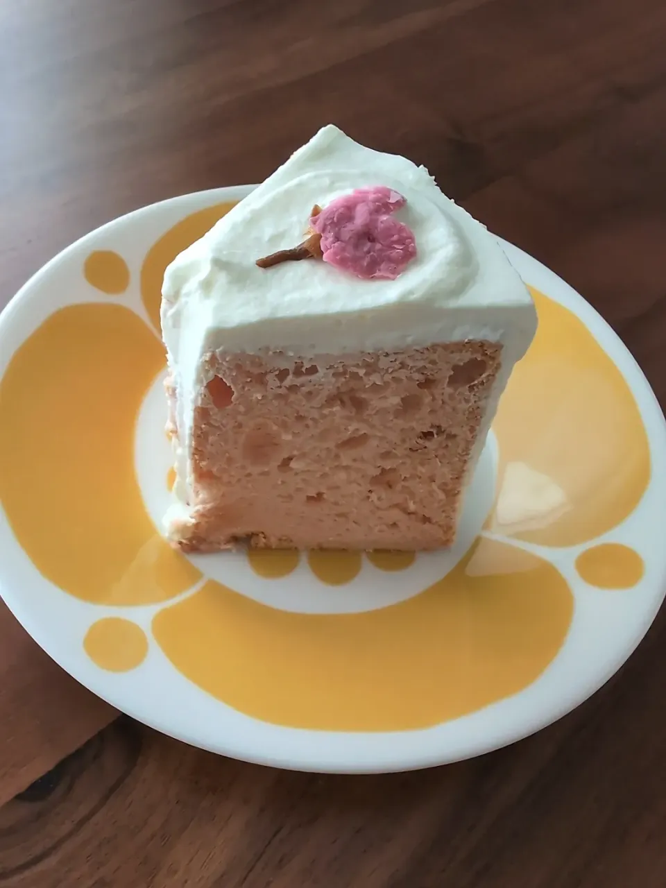 Snapdishの料理写真:桜シフォンケーキを作りました。
ほんのり桜の香りのシフォンケーキです。|yurkkyさん