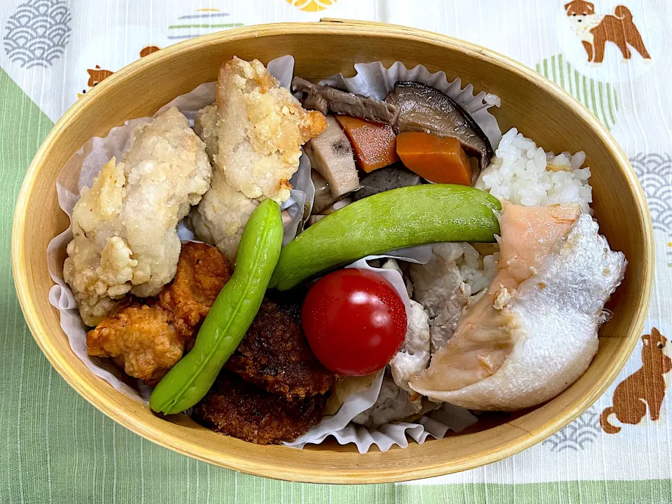 焼鮭、煮物、鶏の揚げ物、カツのタケノコご飯🍱|なお🅿️さん