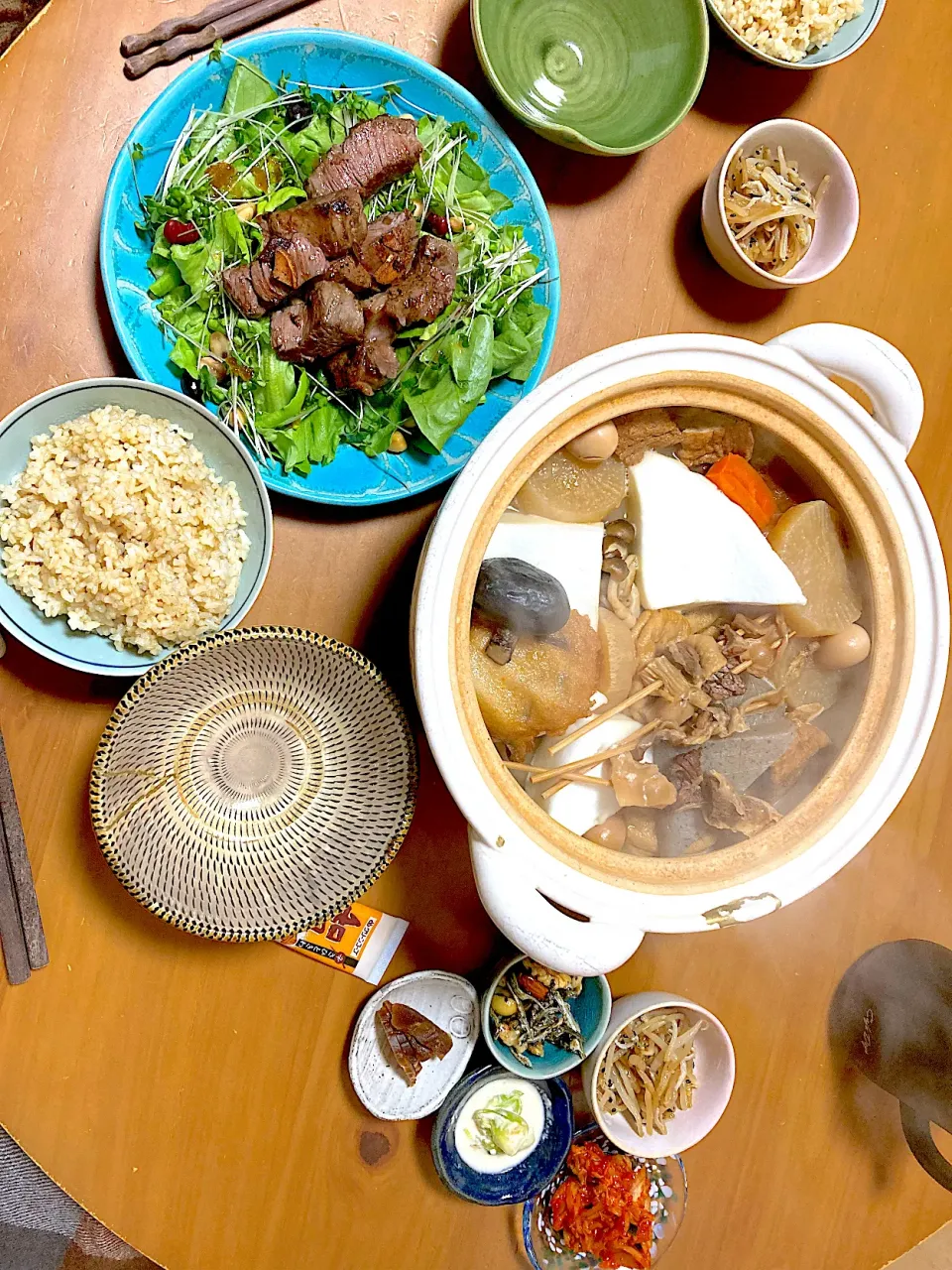 おでん🍢、北海道牛ステーキサラダ🥗、発芽玄米ご飯、もやしのナムル、キムチ、あと残り物のお惣菜いろいろ|さくたえさん