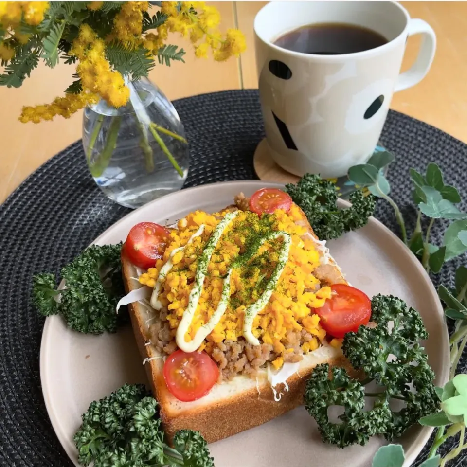 3/7❤︎ミモザ風🌼鶏たまそぼろオープントースト🥪🌱
お弁当の残り物で…✨

明日3月8日は「国際女性デー」🌼
イタリアでは「ミモザの日」と呼ばれ、男性が日々の感謝の意を込めて、女性に美しいミモザの花を贈る日として知られています

今年のテーマは「Be Brave! 勇気」。勇気をもって立ち上がる女性たちへ最大|Makinsさん