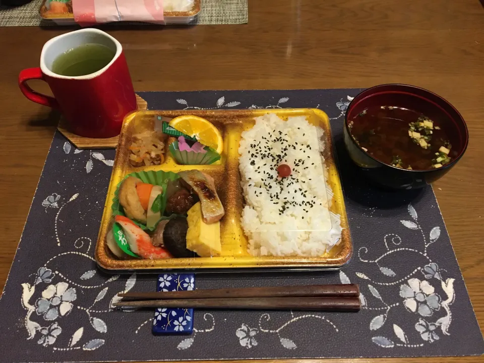 和風幕の内弁当、生タイプ即席味噌汁、熱い日本茶(昼飯)|enarinさん