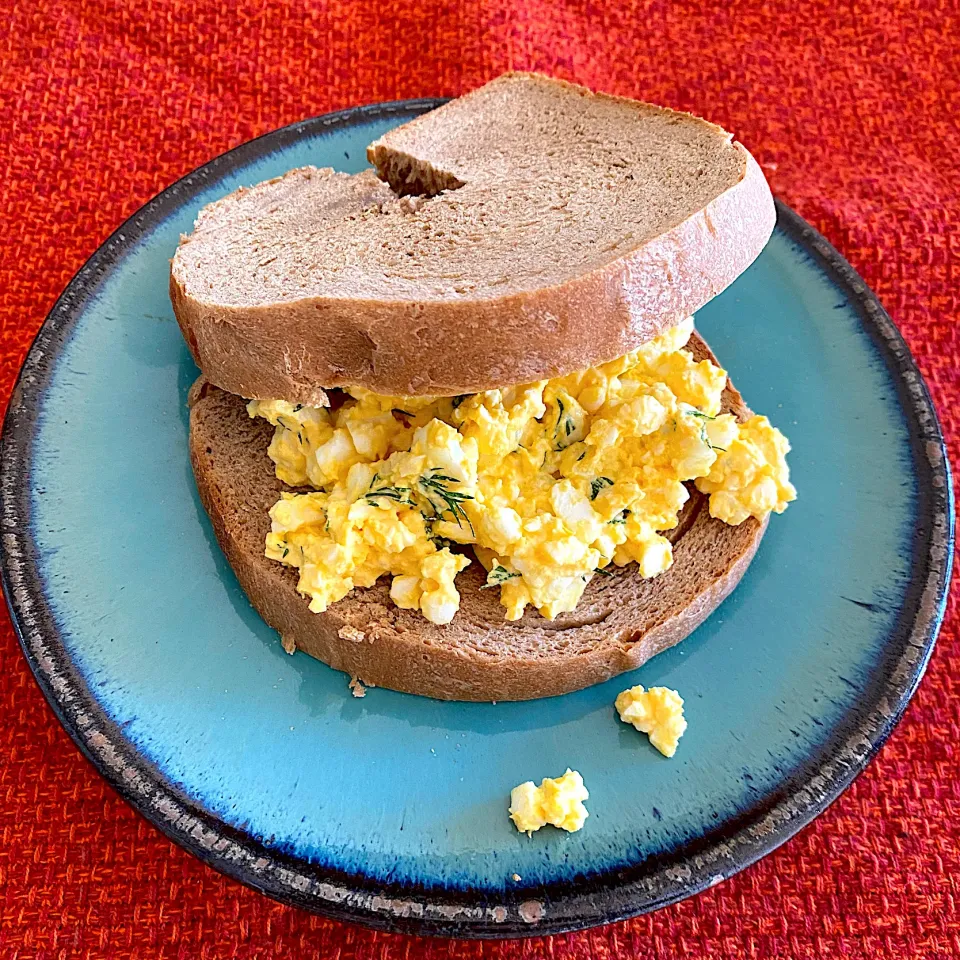 ディルが手に入った〜🌟全粒粉パンでディルのたまごサンド🥚|1614さん