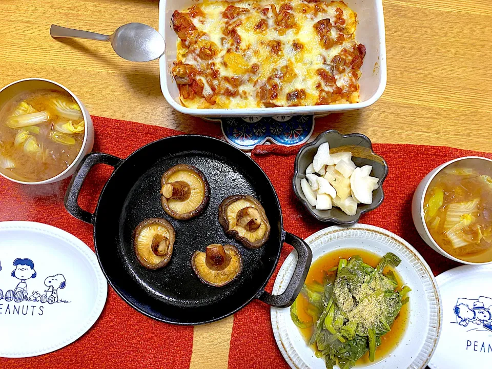 ラタトゥーユでポテトチーズ焼き🧀、原木椎茸のバターソテー🧈、かつお菜のおひたし、白菜の味噌汁、大根の塩麹漬け|1614さん