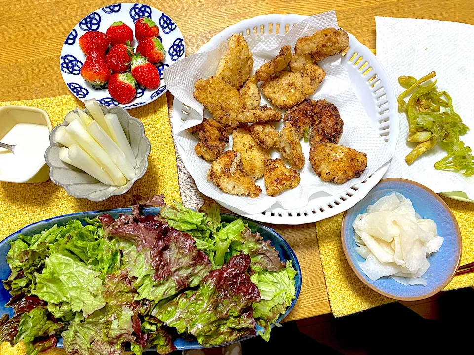 塩麹唐揚げ🍗、ふきのとうの天ぷら、サラダ🥗、うどのディップ、大根の甘酢漬け、いちご🍓|1614さん