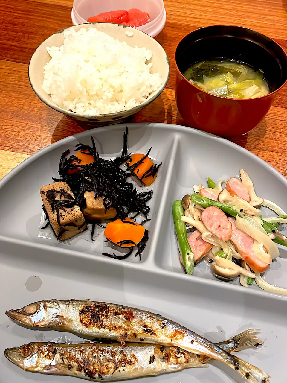 ししゃもバジル焼き　ひじきと高野豆腐煮物　野菜のマヨ炒め　味噌汁|とゆあさん