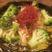 Snapdishの料理写真:鶏軟骨とブロッコリーのアヒージョ|fumicさん