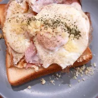 Snapdishの料理写真:ベーコンエッグトースト|kkkさん