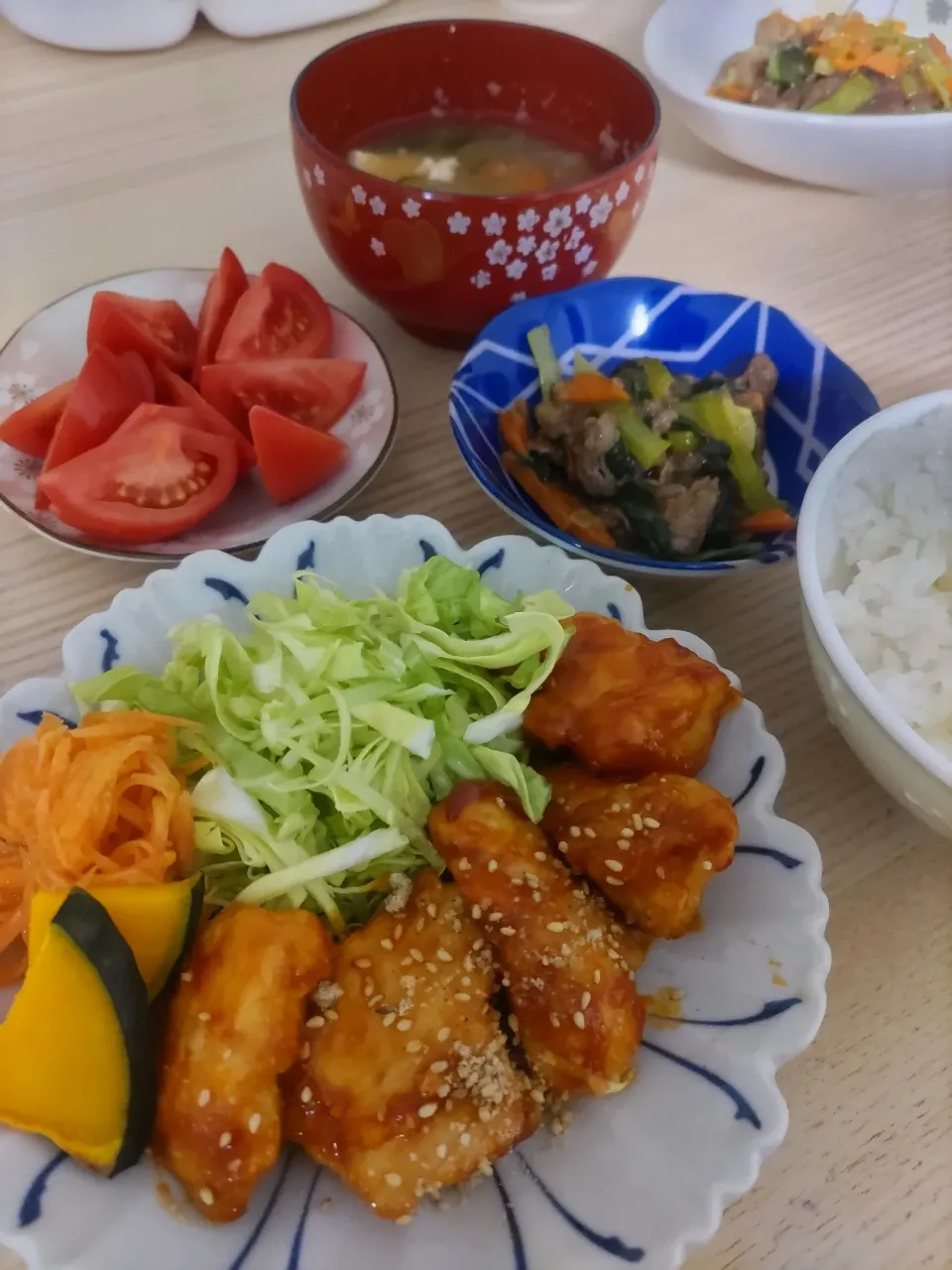 ヤンニョムチキン風
牛肉と小松菜の中華風炒め煮
にんじんラペ|ちゃいさん