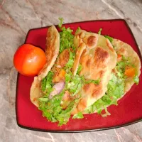 Snapdishの料理写真:Simple Homemade Flat Bread with Lettuce|NENNE'S KITCHENさん