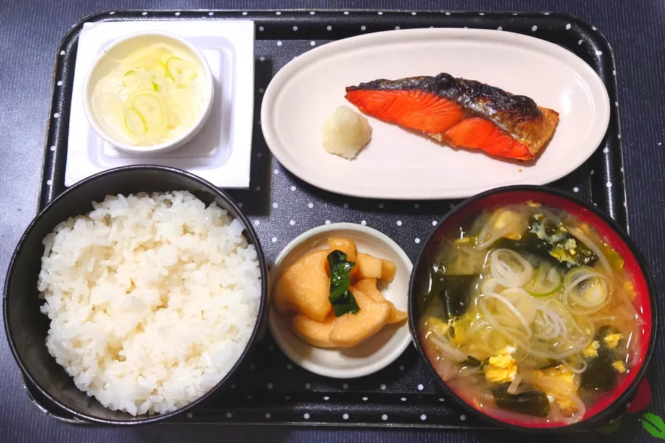 Snapdishの料理写真:今日の朝ごはん（石川県珠洲市産コシヒカリ、焼鮭（紅鮭）、納豆、もやしと玉子のみそ汁、大根しょうゆ漬）|Mars＠釜飯作り研究中さん