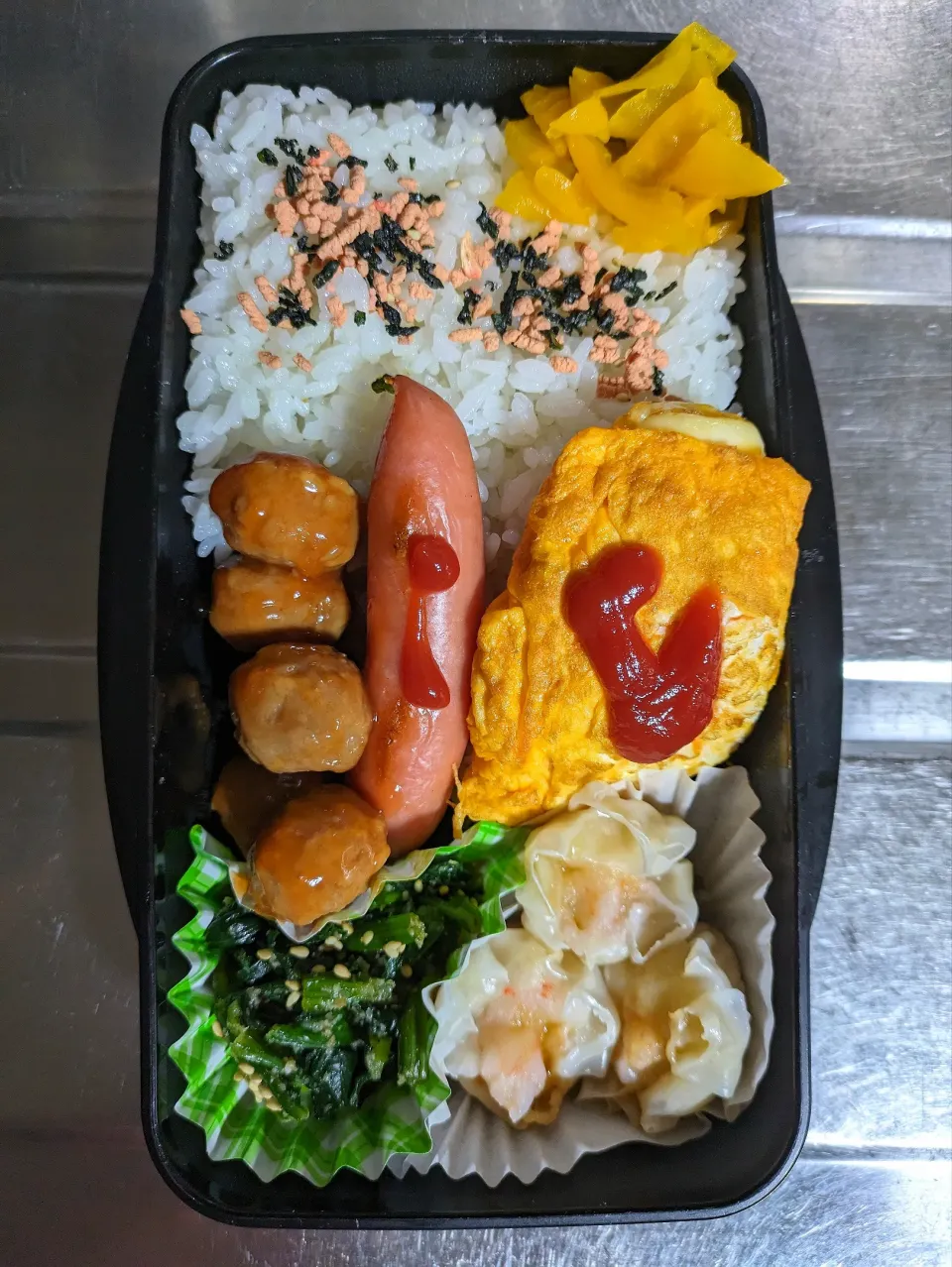 旦那弁当　2024/3/8

ミートボール
ウインナー
チーズオムレツ
エビ焼売
ほうれん草のごま和え|ユキヨメ♪さん