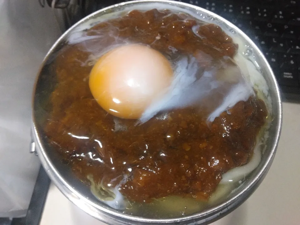 タマゴを乗せたジャージャー麺風和えうどん|darkbaronさん