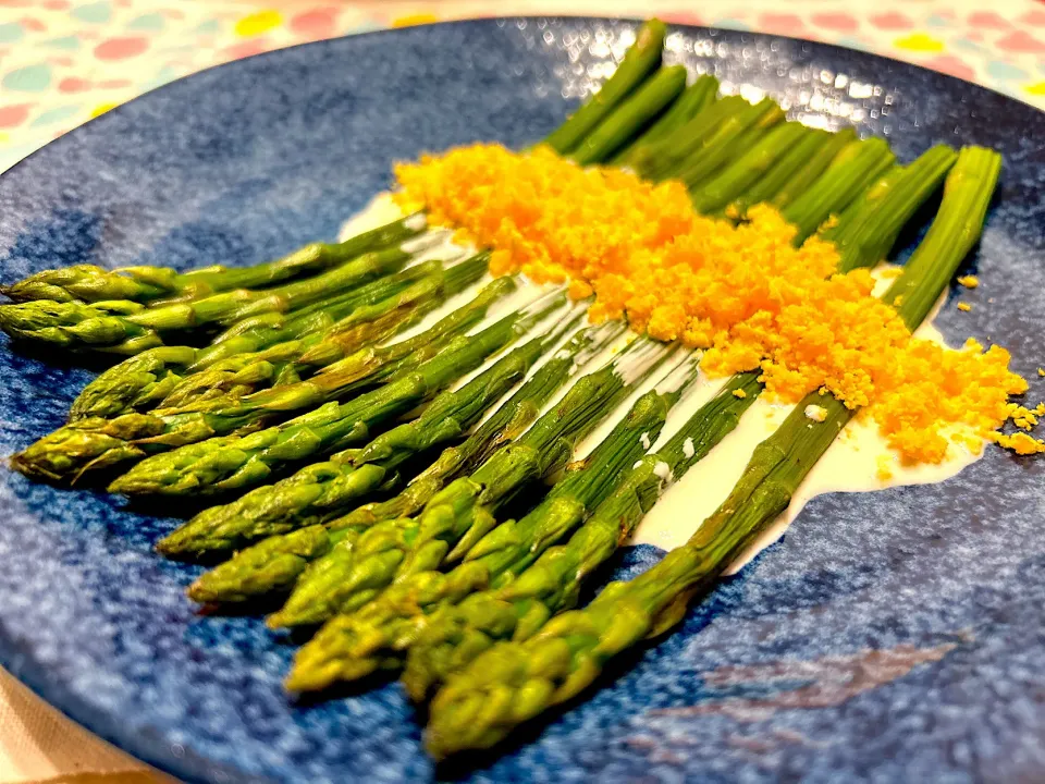 Mariruさんの料理 アスパラガスのミモザ風〜ヨーグルトマヨソース〜|こずりんさん