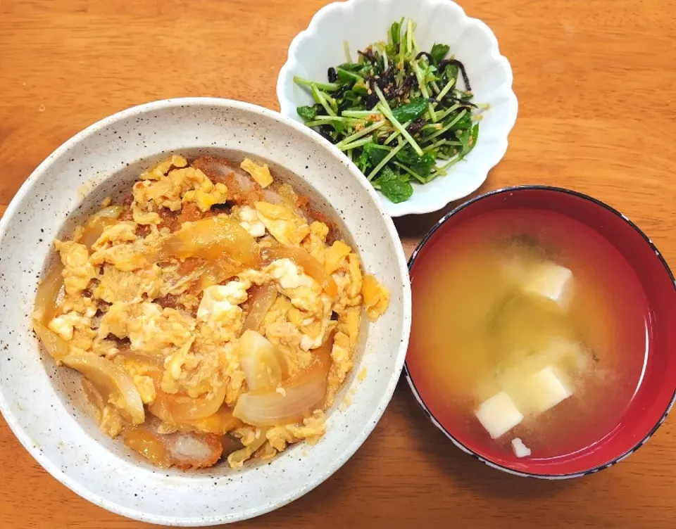 Snapdishの料理写真:2024 0307　カツ丼　豆苗の塩昆布あえ　豆腐とわかめのお味噌汁|いもこ。さん