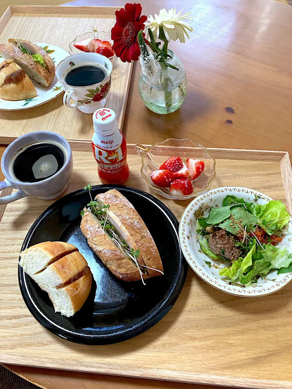 Snapdishの料理写真:朝ゴパン〜蕎麦茶と蕎麦の実入りパンのハムチーズレタスサンド♡ミルクハースにバターといちじくジャムサンド♡和牛ステーキサラダの残り♡苺練乳🍓♡R-1♡タンポポ珈琲|さくたえさん