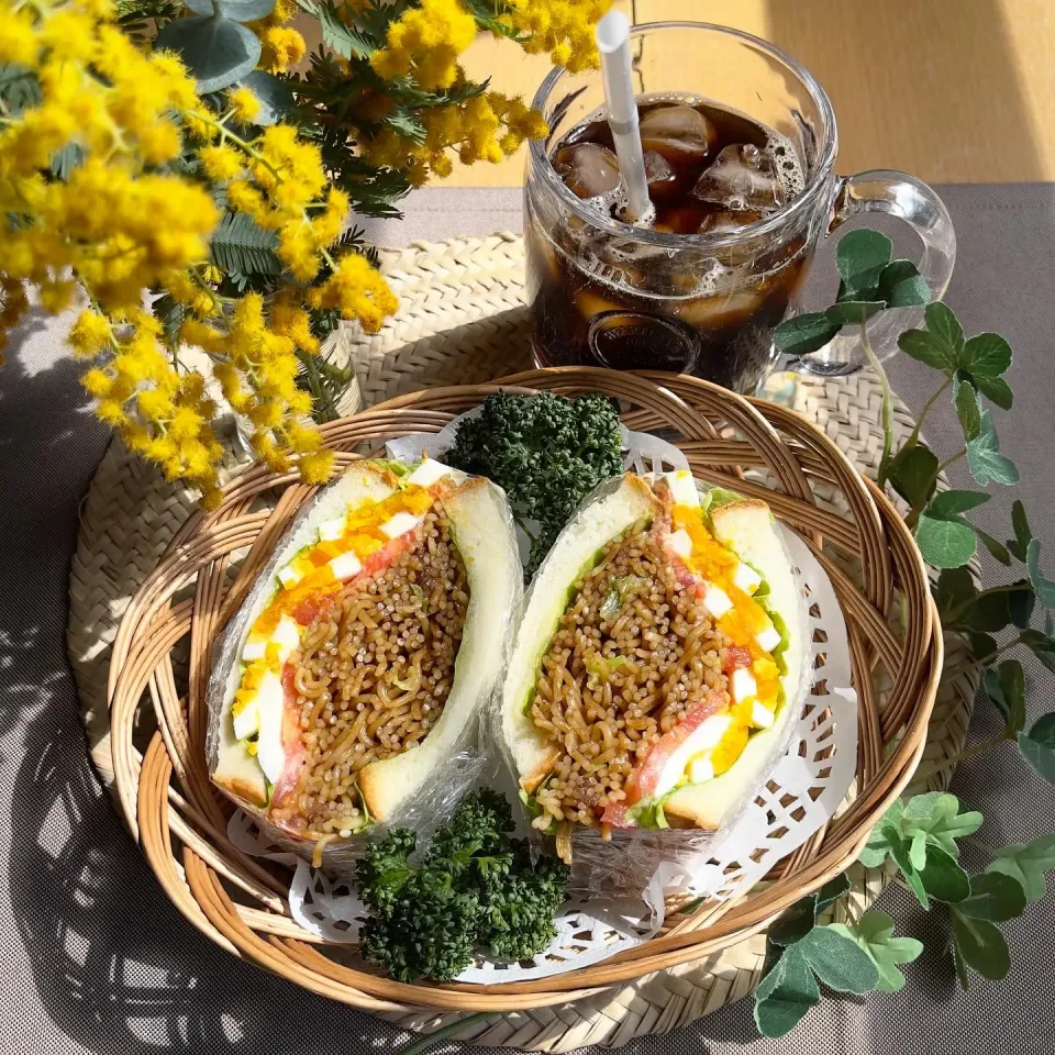 3/8❤︎ソース焼きそばサンド🌱✨

＊ 嵜本食パン
＊ ソース焼きそば
＊ 焼きそば具…キャベツ.黒豚バラ.人参.天かす
＊ フリルレタス 半熟たまご.トマト|Makinsさん