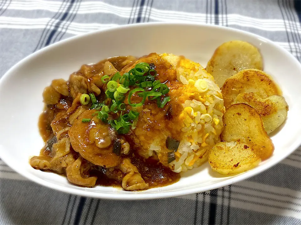 自家製ニラ醤油麹の肉餡かけ炒飯|eiyadeさん