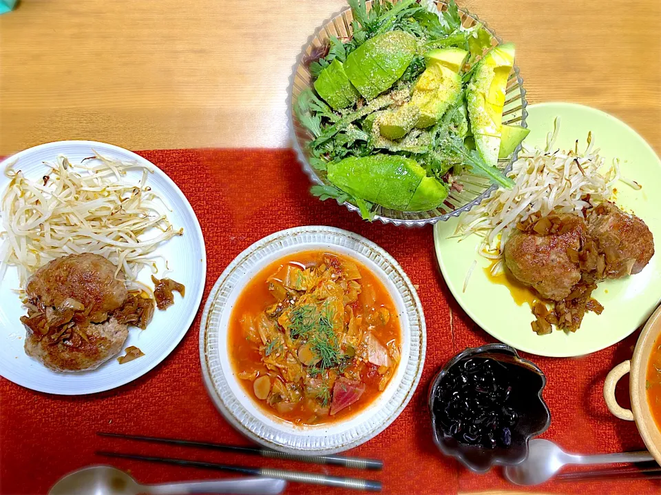 オニオンソースで肉肉しいハンバーグ🍖、春菊とアボカドとレタスとナッツのサラダ🥗、黒豆煮|1614さん