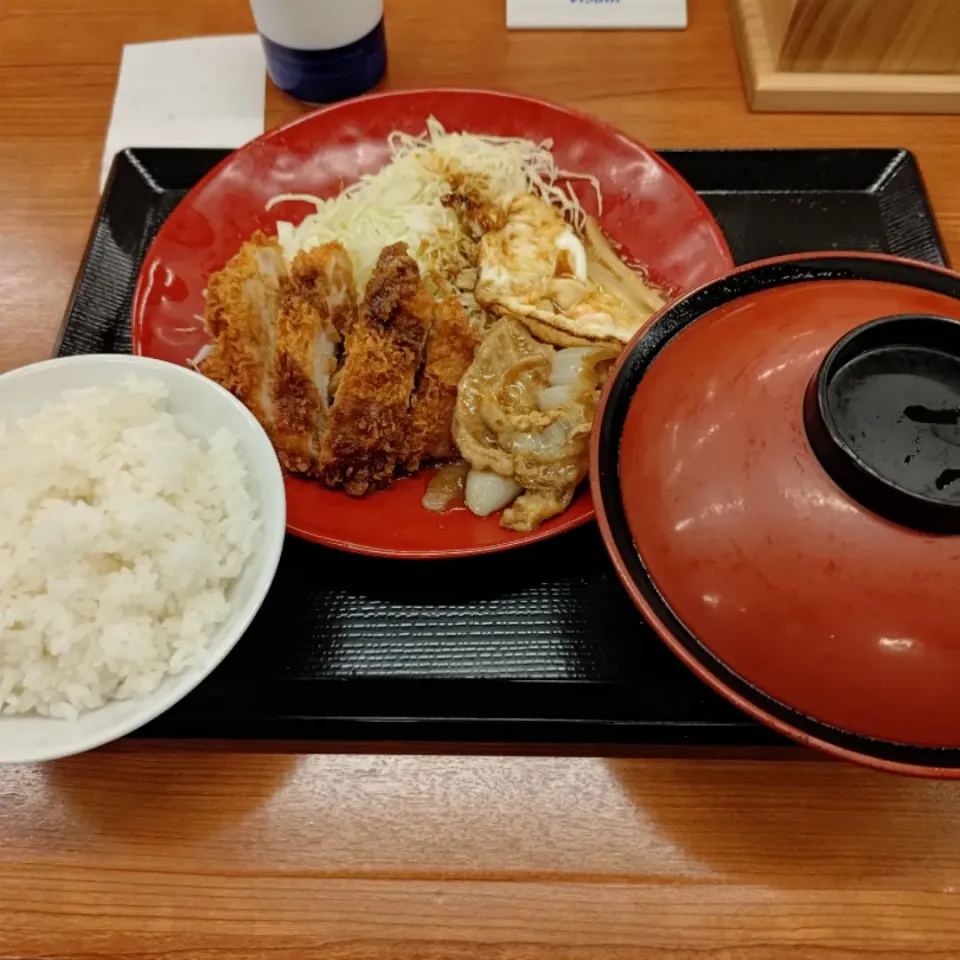 Snapdishの料理写真:玉ホルとロースカツの合盛り|アクちゃんさん