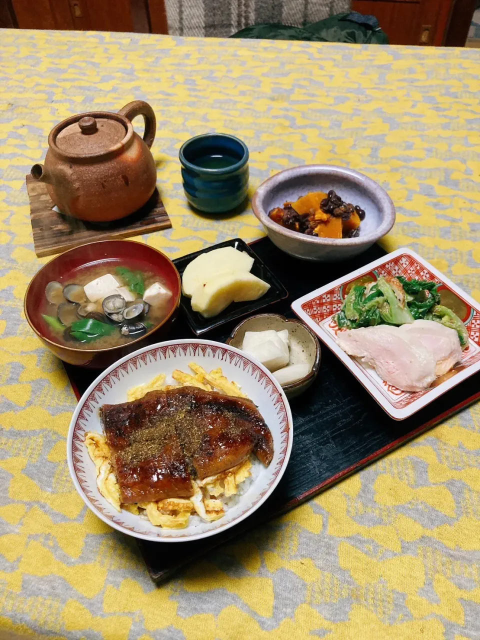 grandmaの晩ごはん☆ 今夜は鰻を半分､差し入れてもらったから鰻丼　しじみ汁…カボチャのいとこ煮…菜っ葉で酢味噌和え…鶏ハムを添えました|kaoriさん