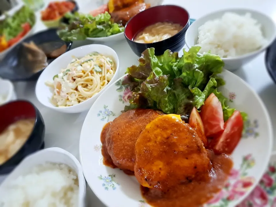 夕食(*ˊ˘ˋ*)
しいたけハンバーグ＆サラダ🥗
銀ダラ煮付
スパサラ⟵(昨日の残り(>_<)
キムチ
おみそ汁(お麩、豆腐、油揚げ)|プリン☆さん