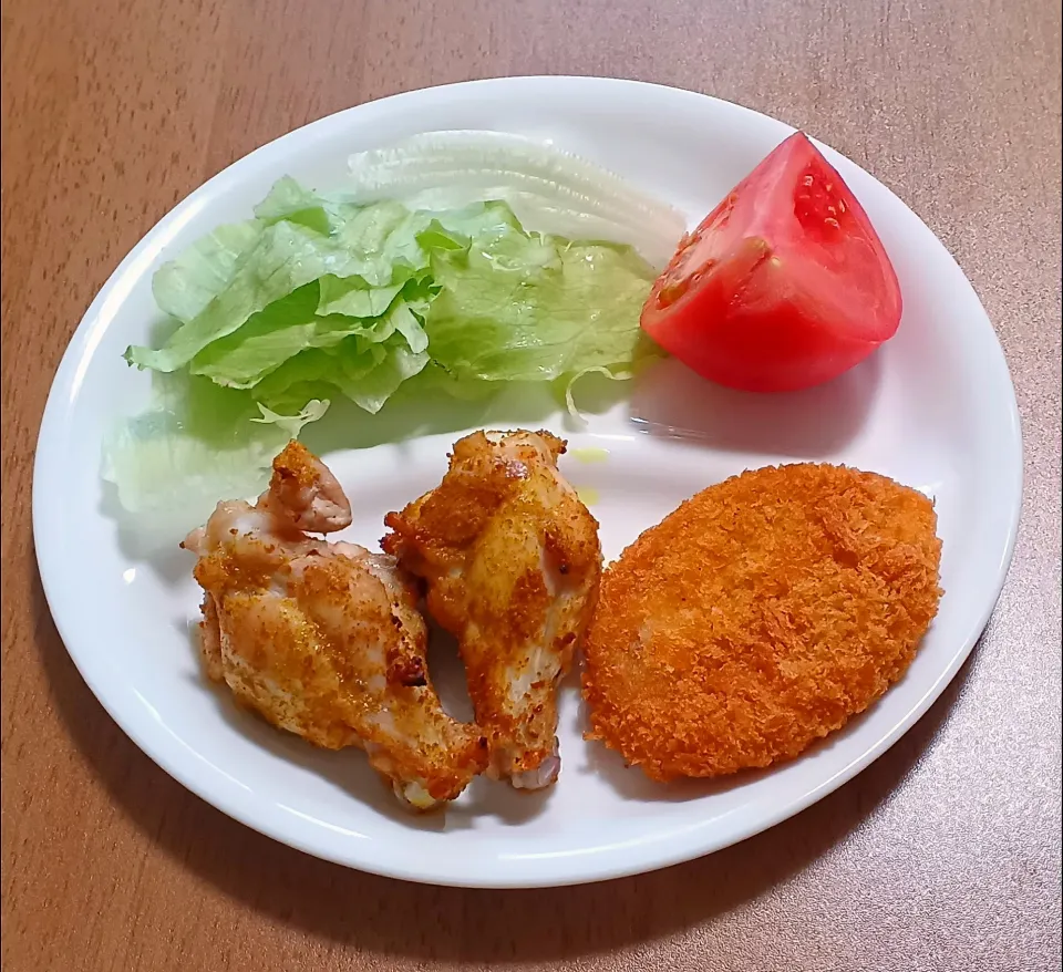 Snapdishの料理写真:タンドリーチキン
コロッケ
レタス
トマト
ご飯🍚|ナナさん