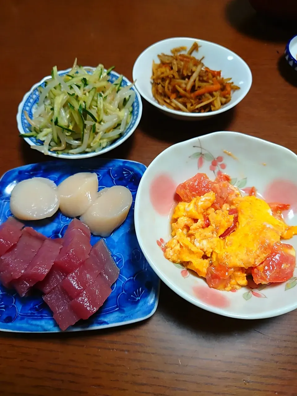 カツオとホタテの刺し身
卵とトマトの炒め物
ごぼうと人参のきんぴら
もやしの中華和え|ぱやさん