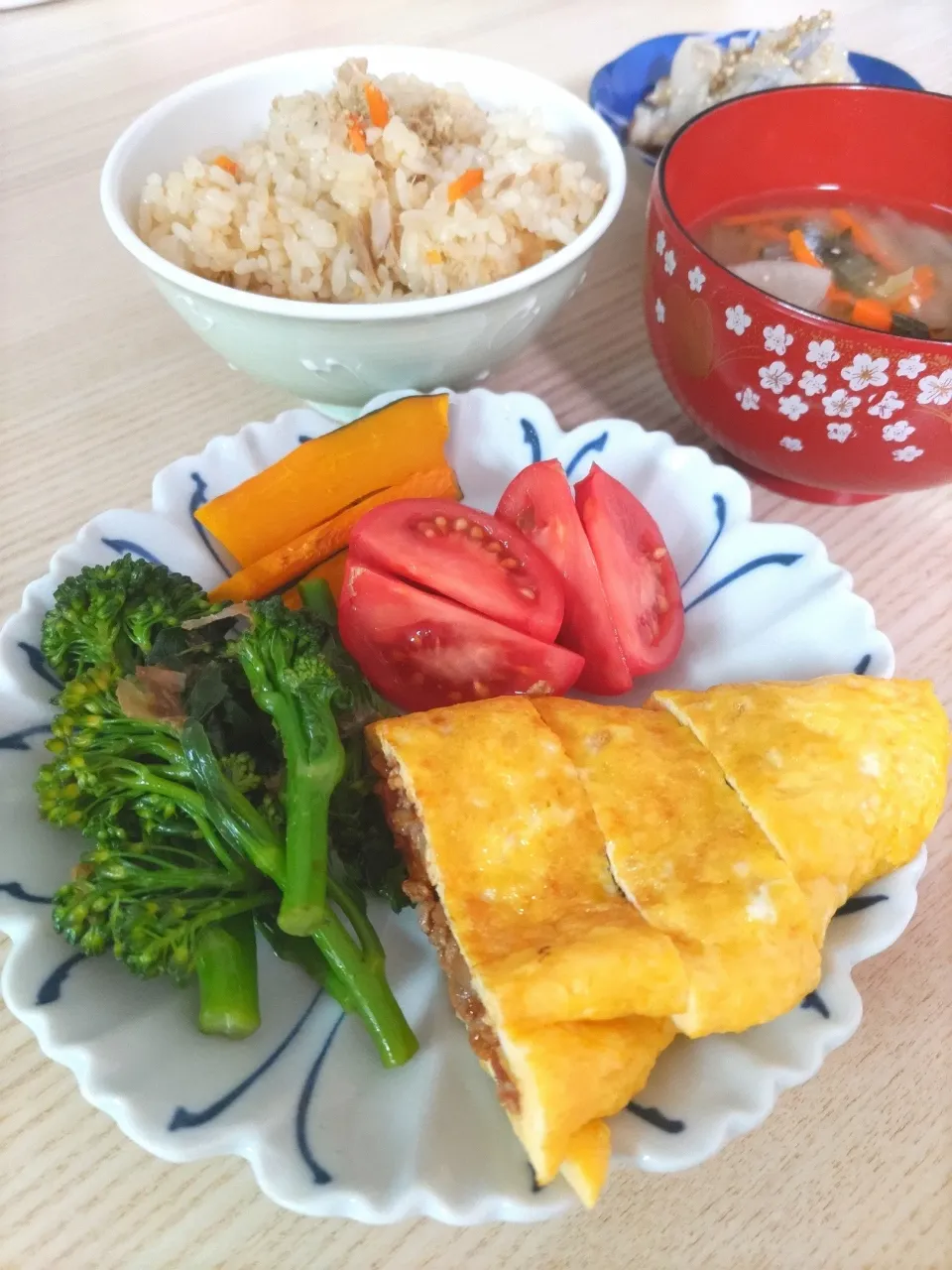 Snapdishの料理写真:炊き込みごはん
ミートオムレツ
スティックセニョールのおひたし|ちゃいさん