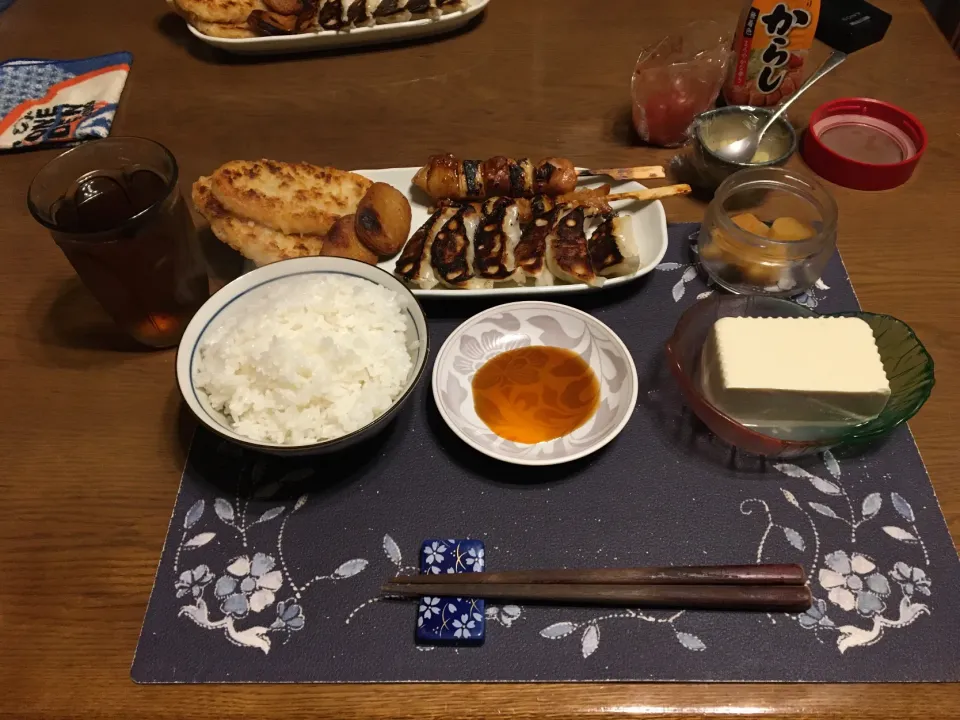 Snapdishの料理写真:ご飯、焼き餃子、お惣菜のねぎま串と鳥もも＆ニンニク串、薩摩揚げ、ハッシュドポテト、冷奴、沢庵、烏龍茶(夕飯)|enarinさん