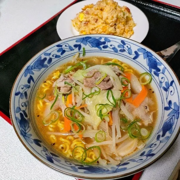 Snapdishの料理写真:味噌ラーメン、チャーハンセット。

インスタント麺です。|ariyo4200さん