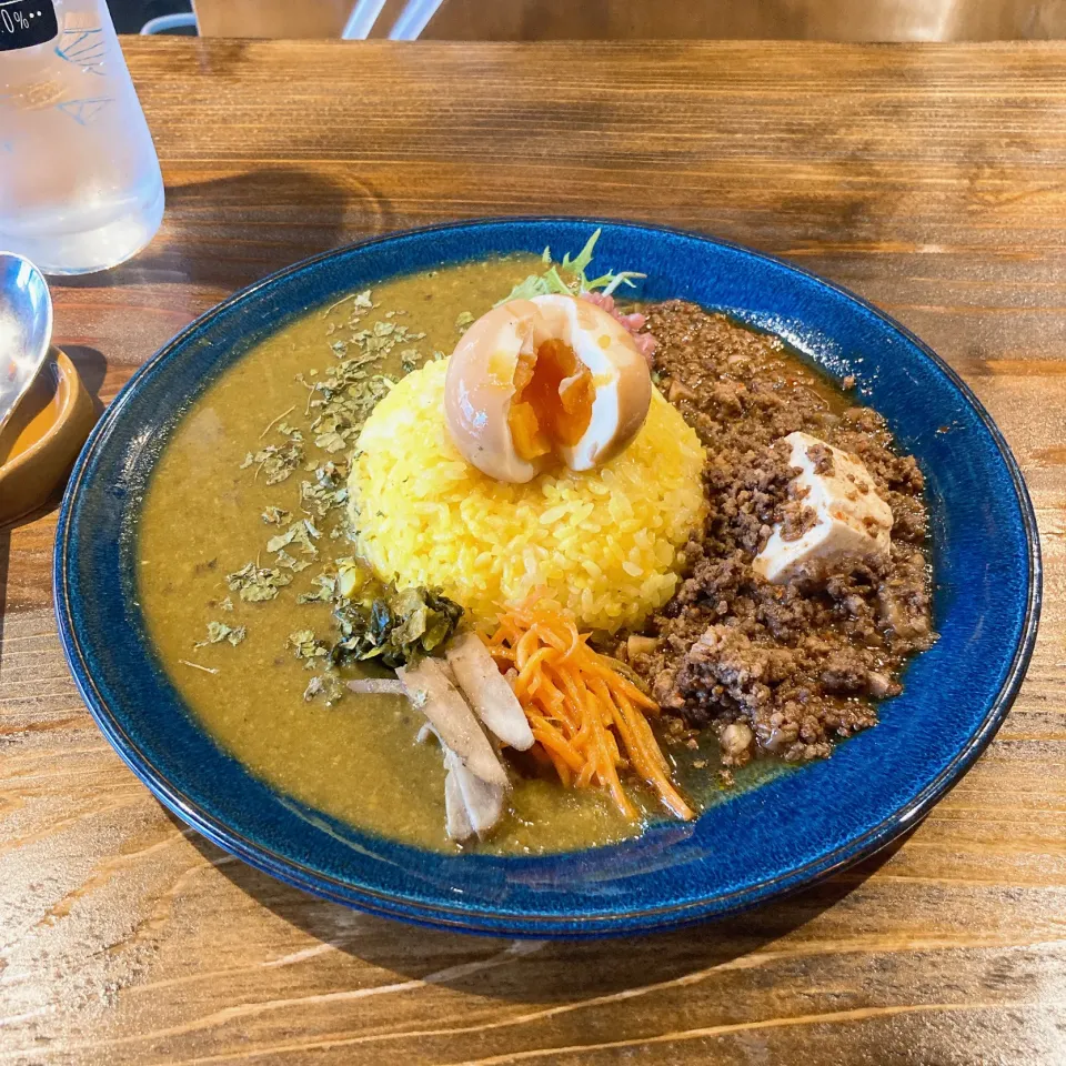 ネパール山椒麻婆豆腐キーマ　　　　　　真鯛カツオ出汁ザグダルカレーのあいがけ＋烏龍煮卵|ちゃみこさん