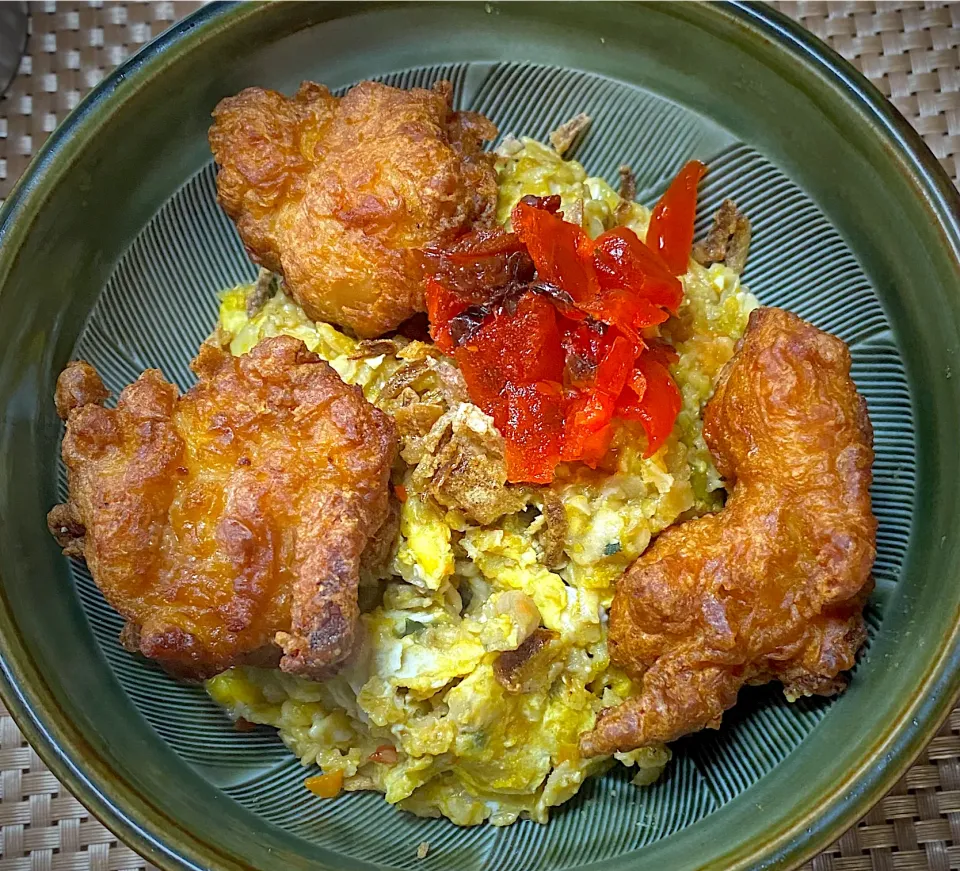 唐揚げカレー丼|すくらんぶるえっぐさん