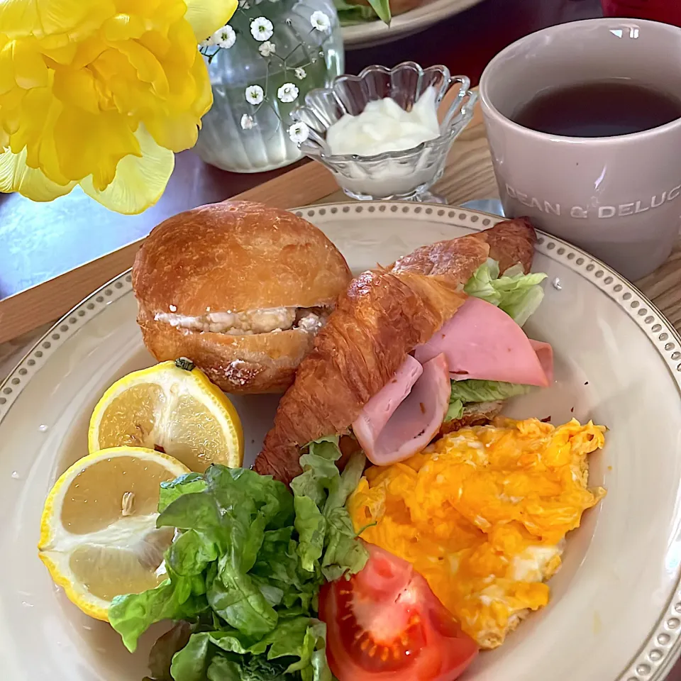 カッテージチーズと蜂蜜　　　　　　　　　　　　　　ハムとレタスのクロワッサン　　　　　　　　　　　はるかも見た目に反してとっても甘い😊|mokoさん