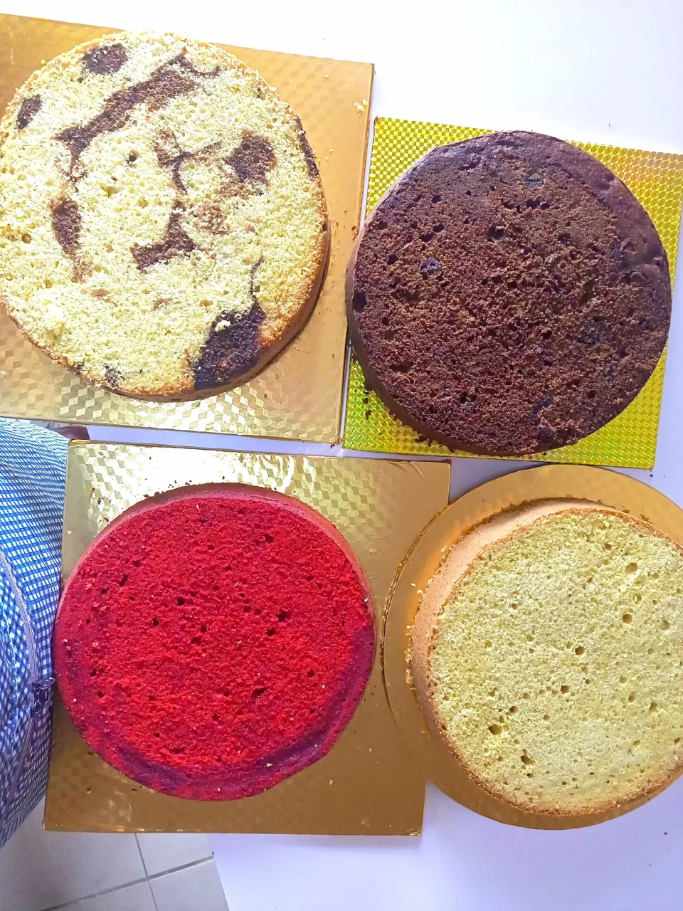 Snapdishの料理写真:Scrumptious Red velvet, Vanilla, Chocolate and marble cake layers ready for assembling...|MOさん